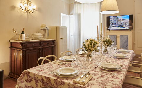 Casa Ada e Sabo: Tavolo, Mobilia, Proprietà, Sedia, Cabinetry, Tavola, Decorazione, Illuminazione, Interior Design, Cassetto