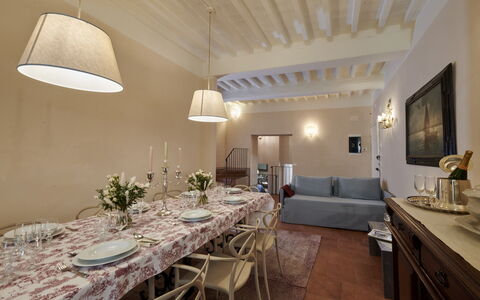 Casa Ada e Sabo: Tavolo, Proprietà, Mobilia, Cornice, Costruzione, Interior Design, Decorazione, Sedia, Illuminazione, Legna