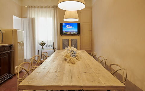 Casa Ada e Sabo: Tavolo, Cabinetry, Mobilia, Sedia, Costruzione, Legna, Interior Design, Illuminazione, Pavimentazione, Color Legno