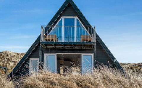 Pauli - 350M from the Sea: Tetto, Casa, Casa, Villetta, Porta, Raccordo, Deck, Portico, Plank, Latifoglie