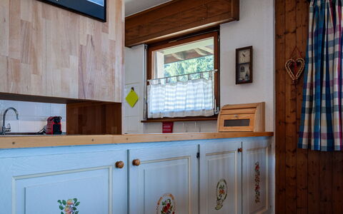 Magrappé 344: Cabinetry, Finestra, Controsoffitto, Costruzione, Cucina, Legna, Architettura, Interior Design, Color Legno, Pavimento