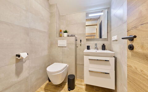 Muhu: Pavimentazione, Pavimento, Idraulico Fixture, Interior Design, Gabinetto, Bagno, Idraulico, Mobiletto Del Bagno, Rubinetto, Lavello