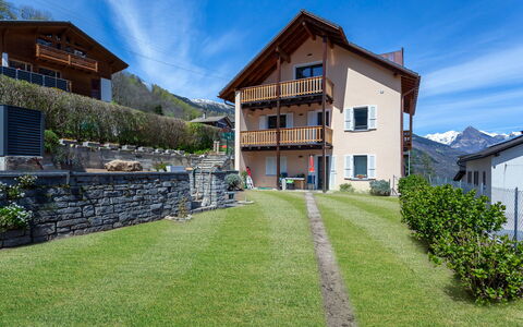 Loft Lepontica: Nube, Cielo, Pianta, Costruzione, Finestra, Erba, Lotto, Casa, Albero, Paesaggio