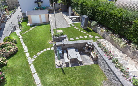 Loft Lepontica: Acqua, Cielo, Piscina, Pianta, Azzurro, Blu, Albero, Mobili Da Esterno, Costruzione, Shade