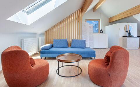 Loft Lepontica: Acqua, Cielo, Piscina, Pianta, Azzurro, Blu, Albero, Mobili Da Esterno, Costruzione, Shade