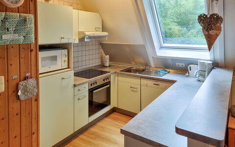 Marie: Cabinetry, Lavandino Della Cucina, Lavello, Controsoffitto, Proprietà, Cucina, Finestra, Rubinetto, Legna, Cucina Stufa