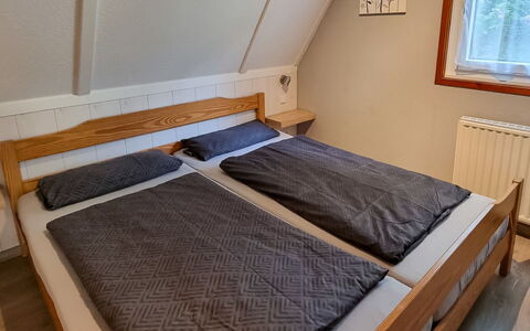 Marie: Proprietà, Comfort, Finestra, Costruzione, Legna, Telaio Del Letto, Casa, Letto, Interior Design, Cuscino