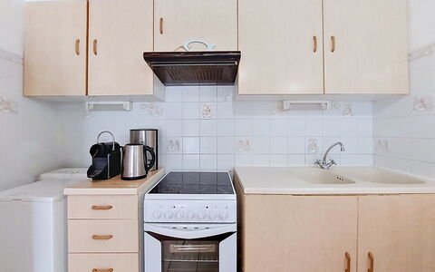 Les Mathes 300: Elettrodomestico Da Cucina, Apparecchio Major, Cabinetry, Controsoffitto, Cucina, Legna, Mobilia, Lavello, Pavimentazione, Interior Design