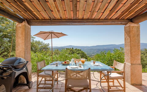 Le Clos D'Estelle: Nube, Cielo, Tavolo, Proprietà, Giorno, Tavola, Mobilia, Pianta, Cibo, Azzurro