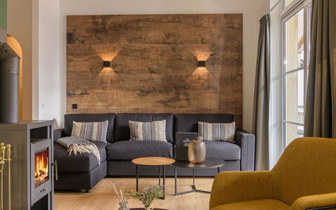 Viehhofen 100: Proprietà, Mobilia, Divano, Tavolo, Cornice, Legna, Interior Design, Illuminazione, Soggiorno, Comfort