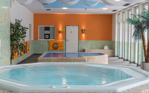 Viehhofen 100: Acqua, Proprietà, Piscina, Azzurro, Illuminazione, Shade, Interior Design, Architettura, Rettangolo, Aqua
