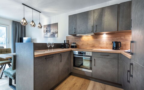 Viehhofen 100: Cabinetry, Controsoffitto, Mobilia, Lavello, Lavandino Della Cucina, Cucina Stufa, Finestra, Rubinetto, Cucina, Legna