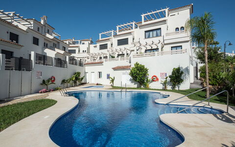 Campanario Townhouse: Acqua, Cielo, Pianta, Costruzione, Piscina, Azzurro, Finestra, Albero, Condominio, Tempo Libero