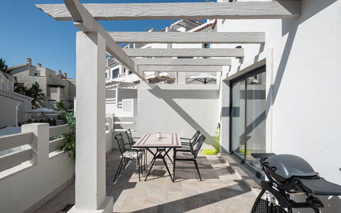 Campanario Townhouse: Proprietà, Costruzione, Mobilia, Cielo, Tavolo, Sedia, Shade, Legna, Portico, Pavimentazione