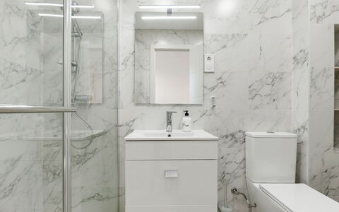 Ines: Proprietà, Specchio, Cabinetry, Idraulico Fixture, Prodotto, Rubinetto, Lavello, Interior Design, Costruzione, Bagno