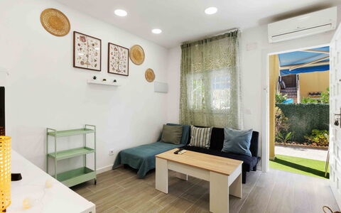 Elena: Tavolo, Mobilia, Proprietà, Pianta, Divano, Comfort, Interior Design, Soggiorno, Legna, Giallo