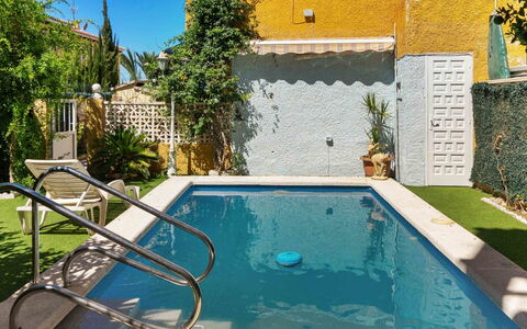 Elena: Acqua, Pianta, Proprietà, Costruzione, Piscina, Azzurro, Verde, Rettangolo, Giallo, Architettura