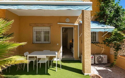 Elena: Pianta, Proprietà, Costruzione, Mobilia, Sedia, Shade, Albero, Interior Design, Finestra, Casa