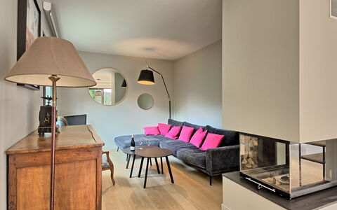 Villa la Rose des Sables: Mobilia, Tavolo, Comfort, Costruzione, Legna, Lampada, Interior Design, Casa, Divano, Pavimentazione