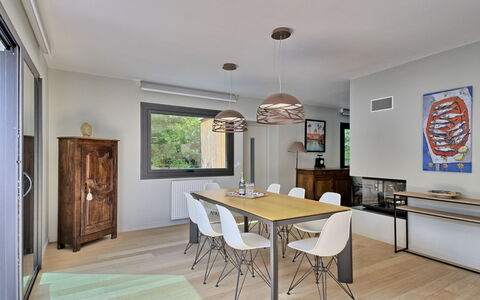 Villa la Rose des Sables: Tavolo, Mobilia, Proprietà, Sedia, Legna, Interior Design, Pavimento, Pavimentazione, Porta