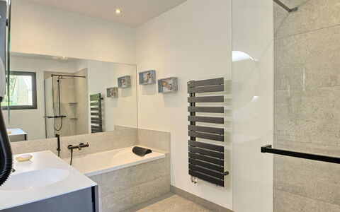 Villa la Rose des Sables: Proprietà, Idraulico Fixture, Specchio, Rubinetto, Costruzione, Lavello, Interior Design, Bagno, Legna