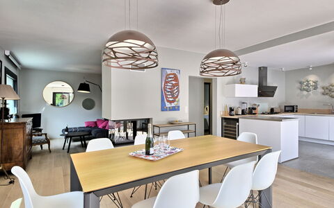 Villa la Rose des Sables: Tavolo, Mobilia, Sedia, Illuminazione, Legna, Interior Design, Cucina, Cucina & Sala Da Pranzo Tavolo, Pavimentazione, Soggiorno