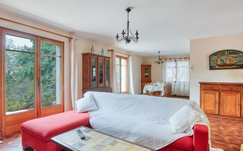 L'Arbousier: Mobilia, Proprietà, Tavolo, Comfort, Cabinetry, Legna, Interior Design, Cornice, Illuminazione, Cassetto