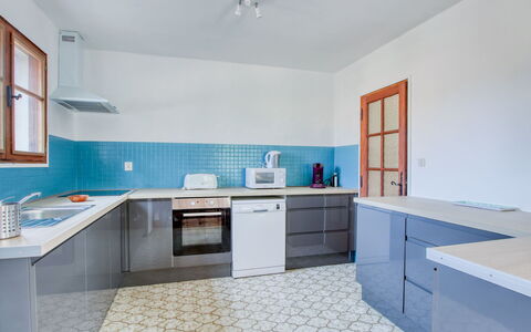 L'Arbousier: Rubinetto, Cabinetry, Controsoffitto, Lavello, Lavandino Della Cucina, Idraulico Fixture, Pianta Della Casa, Azzurro, Cucina, Legna