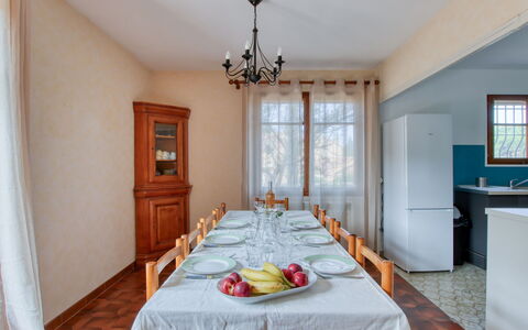 L'Arbousier: Cabinetry, Mobilia, Tavolo, Proprietà, Legna, Illuminazione, Sedia, Interior Design, Finestra, Costruzione