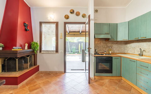 Villasimius 683: Controsoffitto, Cabinetry, Proprietà, Mobilia, Costruzione, Legna, Interior Design, Illuminazione, Cucina, Tavolo