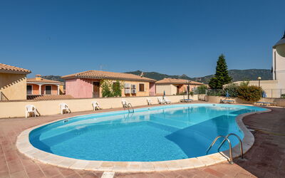 Villasimius 683: Acqua, Cielo, Costruzione, Azzurro, Piscina, Tempo Libero, Albero, Materiale Composito, Aqua, Shade