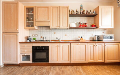 Rifugio a Tisiddu: Marrone, Cabinetry, Controsoffitto, Proprietà, Cucina, Cucina Stufa, Legna, Elettrodomestico, Elettrodomestico Da Cucina, Pavimentazione