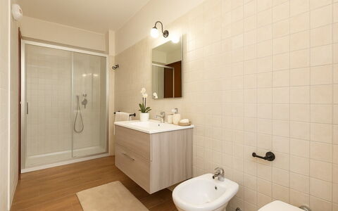 Rifugio a Tisiddu: Interior Design, Pavimentazione, Pavimento, Idraulico Fixture, Lavello, Bagno, Lavandino Del Bagno, Camera, Soffitto, Rubinetto