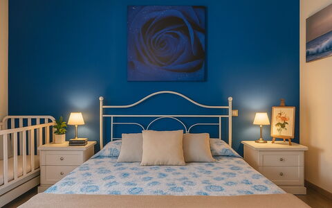 Rifugio a Tisiddu: Mobilia, Blu, Letto, Interior Design, Camera Da Letto, Parete, Legna, Bedding, Pavimento, Pavimentazione