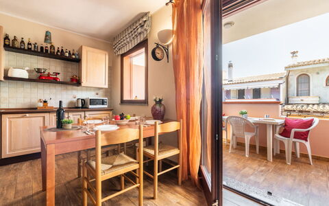 Rifugio a Tisiddu: Tavolo, Mobilia, Proprietà, Legna, Illuminazione, Costruzione, Cabinetry, Interior Design, Sedia, Finestra