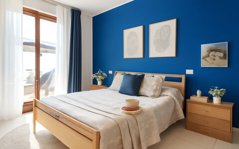 L'Oasi della Gatta Panciona: Blu, Mobilia, Letto, Camera Da Letto, Legna, Interior Design, Pavimento, Pavimentazione, Tessile, Biancheria