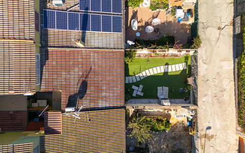 Porru: Costruzione, Giorno, Proprietà, Cielo, Acqua, Pianta, Finestra, Piscina, Albero, Urban Design