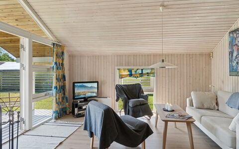 Thrym - 200M from the Sea: Tetto, Casa, Casa, Villetta, Raccordo, Estate, Driveway, Edifici Giardino, Cortile, Capannone