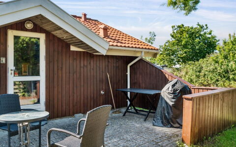 Thrym - 200M from the Sea: Tetto, Casa, Casa, Villetta, Raccordo, Estate, Driveway, Edifici Giardino, Cortile, Capannone
