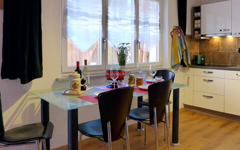 Tilia: Mobilia, Tavolo, Proprietà, Cabinetry, Finestra, Sedia, Costruzione, Tenda, Interior Design, Controsoffitto