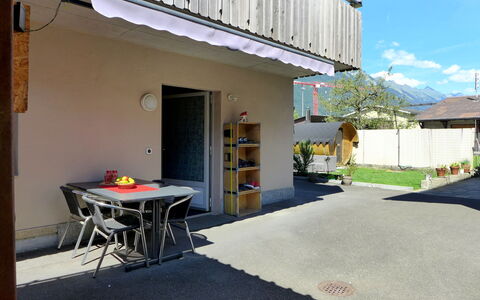 Tilia: Costruzione, Pianta, Cielo, Shade, Nube, Manto Stradale, Tavolo, Porta, Legna, Albero