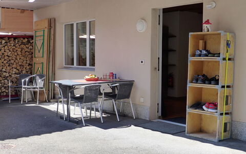 Tilia: Mobilia, Proprietà, Tavolo, Finestra, Costruzione, Sedia, Interior Design, Mensola, Legna, Pavimentazione