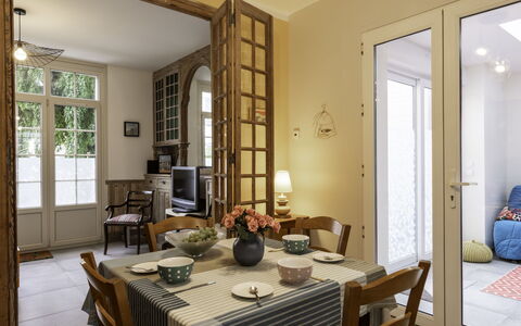 Le Refuge: Tavolo, Mobilia, Proprietà, Cornice, Legna, Interior Design, Sedia, Porta, Pavimento