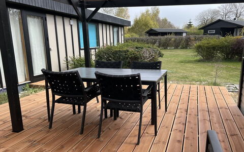 Morten - 120M from the Sea: Tetto, Casa, Porta, Villetta, Shade, Raccordo, Cortile, Estate, Backyard