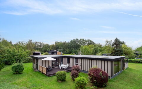 Morten - 120M from the Sea: Tetto, Casa, Porta, Villetta, Shade, Raccordo, Cortile, Estate, Backyard