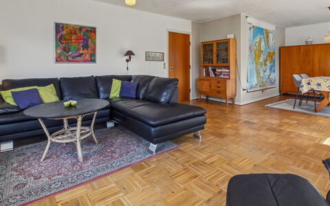 Magh - 9.8Km from the Sea: Mobilia, Divano, Pavimentazione, Parete, Interior Design, Pavimento, Legna, Soggiorno, Appartamento, Camera