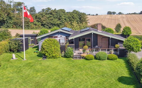 Kerstin - 400M from the Sea: Tetto, Casa, Porta, Villetta, Shade, Raccordo, Cortile, Estate, Backyard