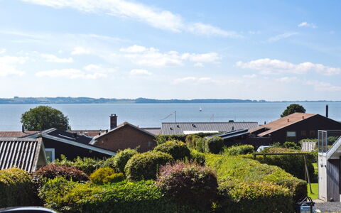Kerstin - 400M from the Sea: Tetto, Casa, Porta, Villetta, Shade, Raccordo, Cortile, Estate, Backyard