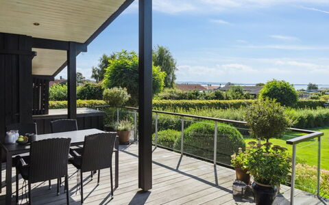 Kerstin - 400M from the Sea: Tetto, Casa, Porta, Villetta, Shade, Raccordo, Cortile, Estate, Backyard