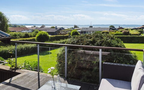 Kerstin - 400M from the Sea: Tetto, Casa, Porta, Villetta, Shade, Raccordo, Cortile, Estate, Backyard